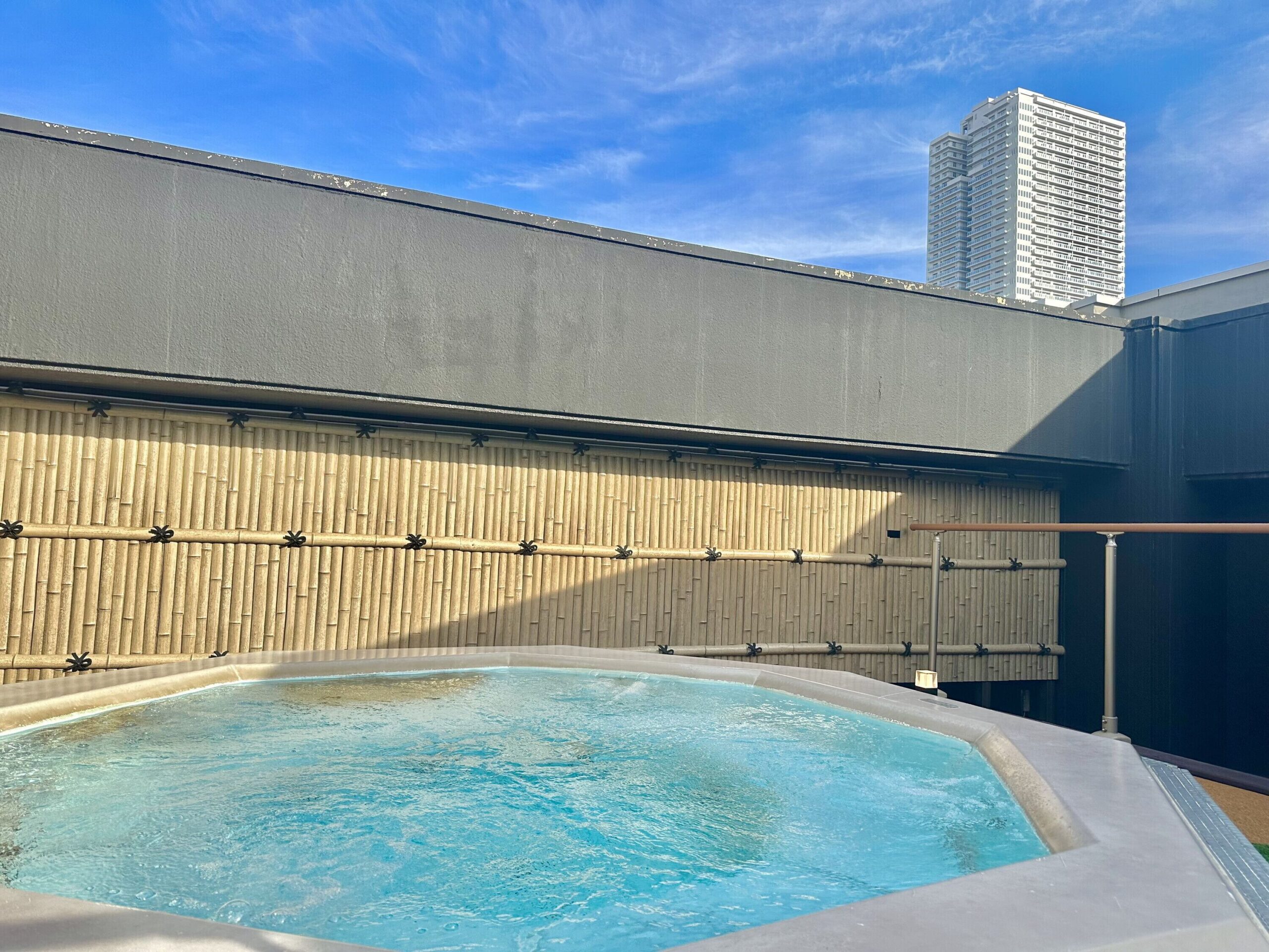 The outdoor onsen available at APA Hotel TKP Sapporoeki-Kitaguchi Excellent, an affordable budget option.