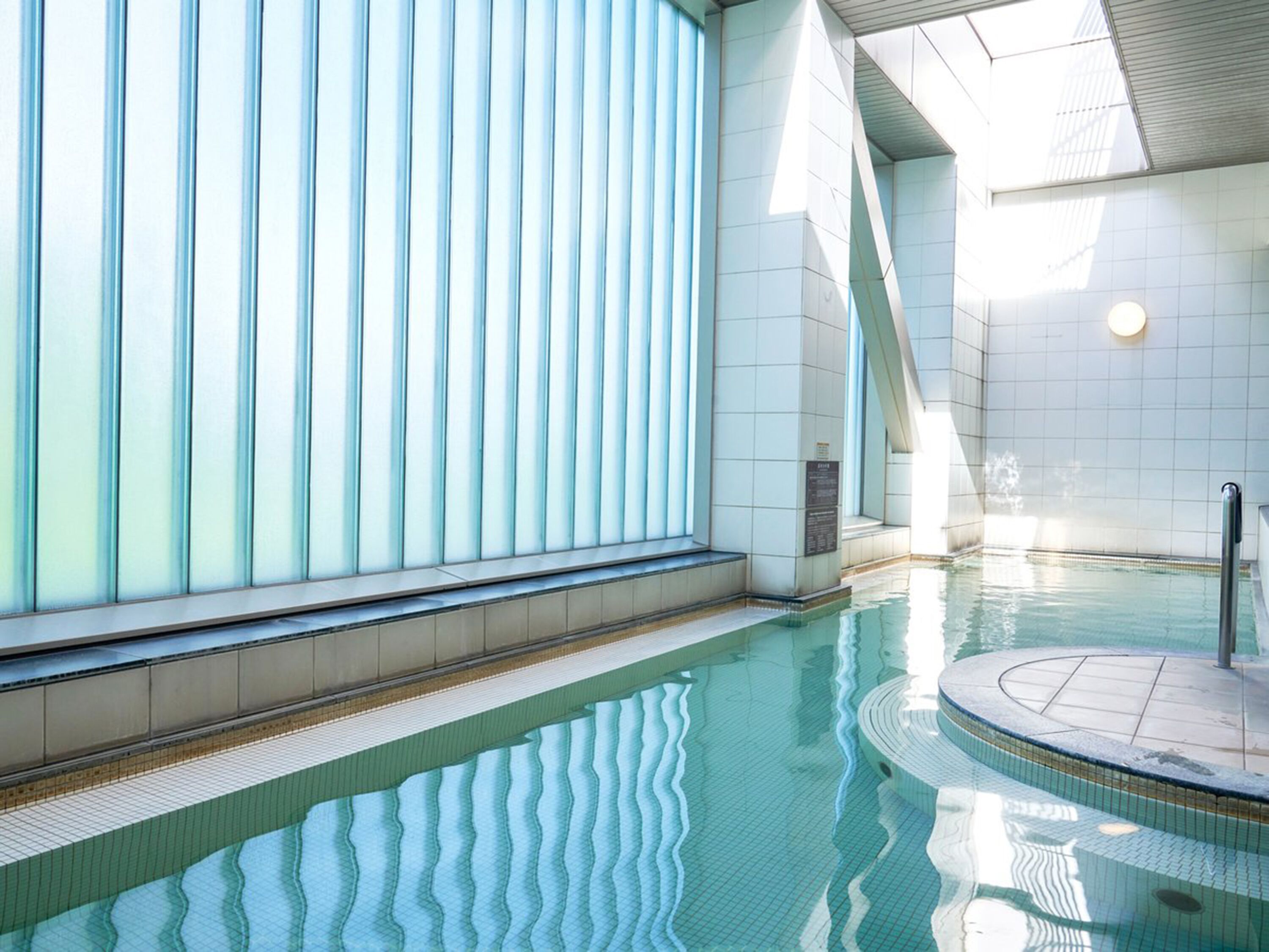 An onsen with skyline city views of Sapporo. This onsen is located in Sapporo Prince Hotel. The large pool has floor to ceiling windows with a view of the city.