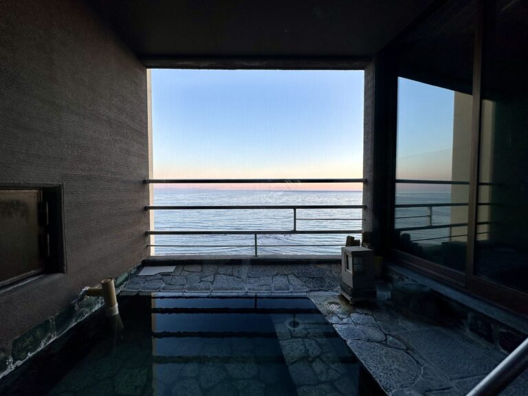 A private outdoor onsen in Yunokawa Prince Hotel Nagisatei, located in Hakodate Japan. The hotel boasts 115 private outdoor baths for guests.