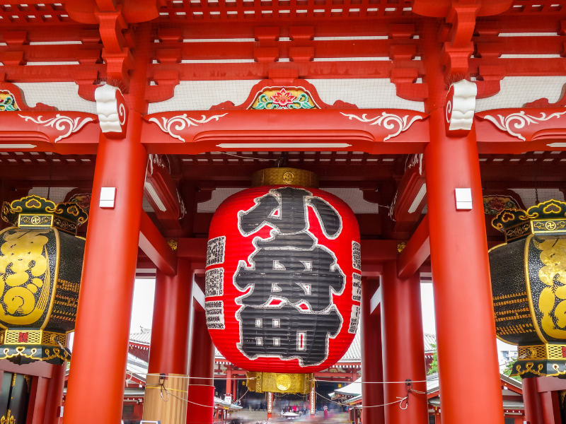 Kaminarimon Gate in Asakusa, Tokyo. There is a large red lantern.