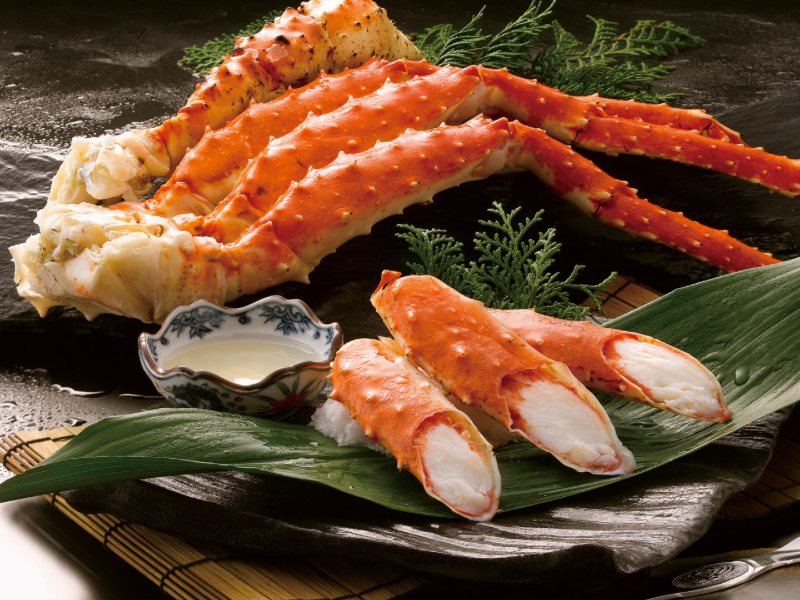Red king crab legs sliced and on a platter. This famous crab variety is the most expensive and luxurious of the crabs caught in Hokkaido.