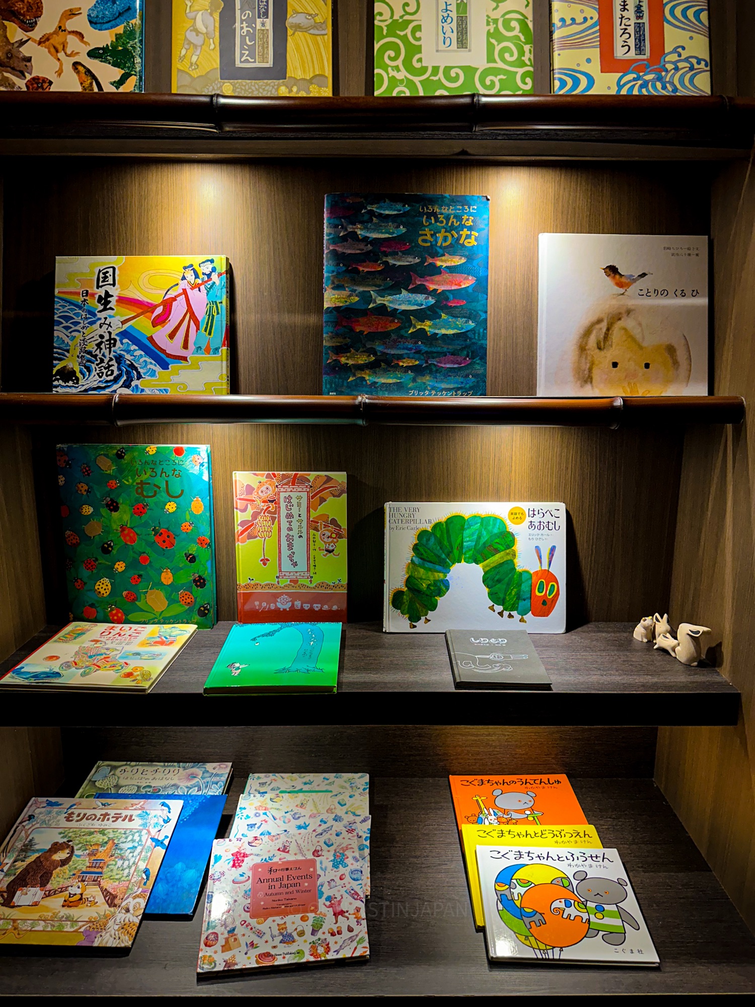 Children’s book library corner at Saka Hotel Kyoto with Japanese and English picture books on wooden shelves