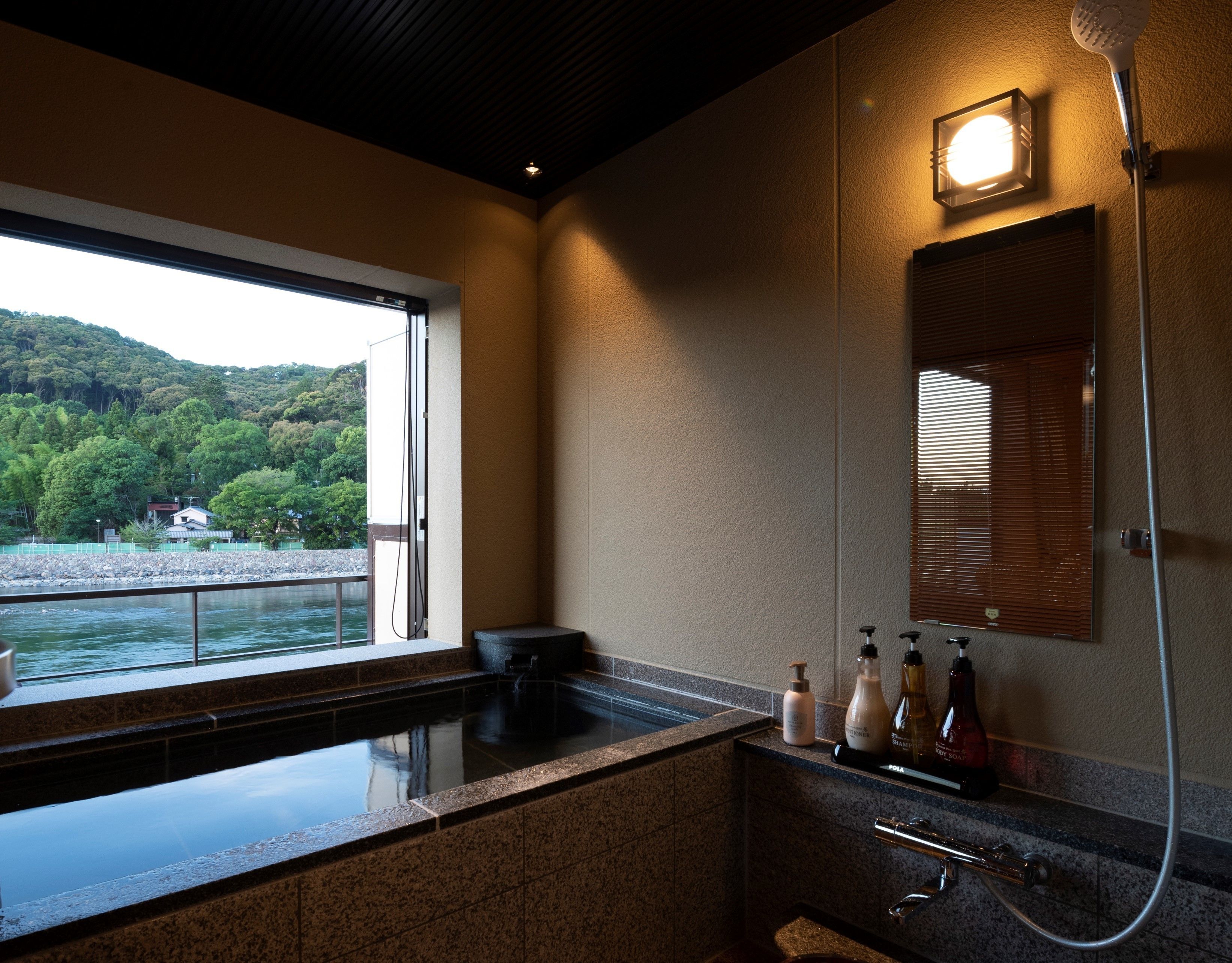 Private indoor bath at Hanayashiki Ukifune En overlooking the river in Uji